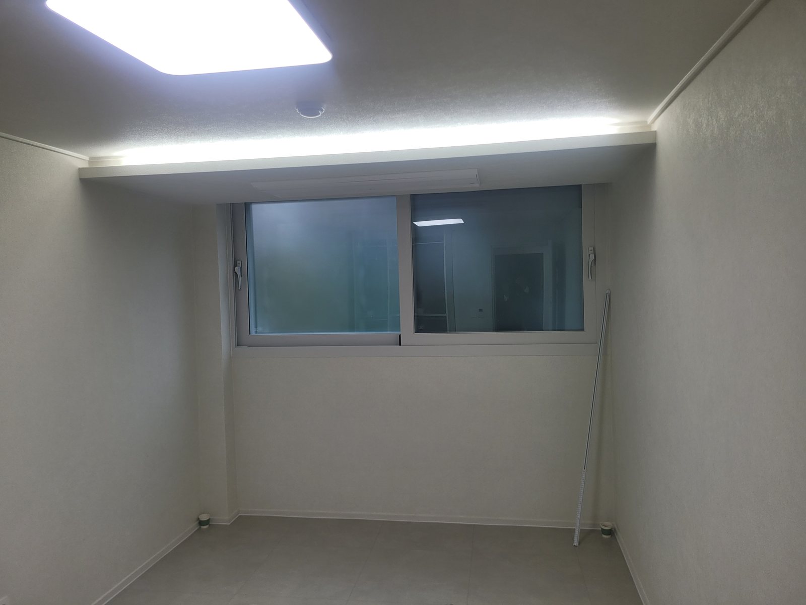 방 — 간접조명 커튼박스와 내창