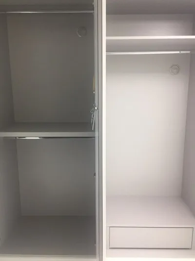 옷걸이 봉과 서랍을 넣은 옷장 안