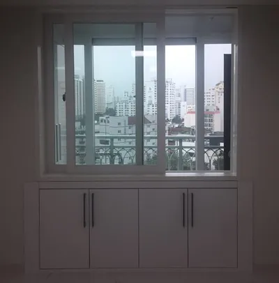 창 아래에 짜 넣은 낮은 수납장