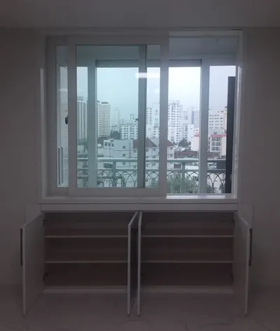 문을 연 창 아래 수납장 선반