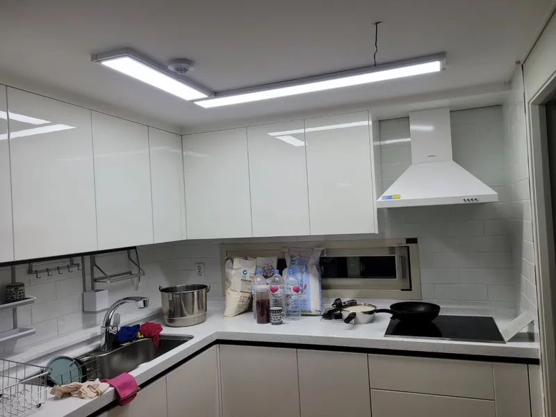 좁은 목동 아파트 주방 수납력을 극대화하는 상부장과 키큰장 배치 전략