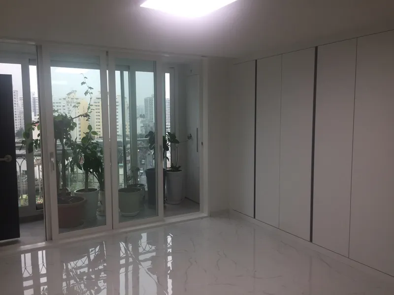 거실 벽면 전체 붙박이 수납장
