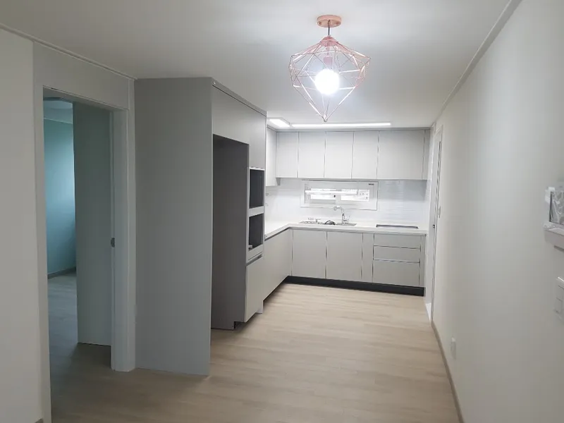 펜던트 조명 아래 ㄱ자 주방