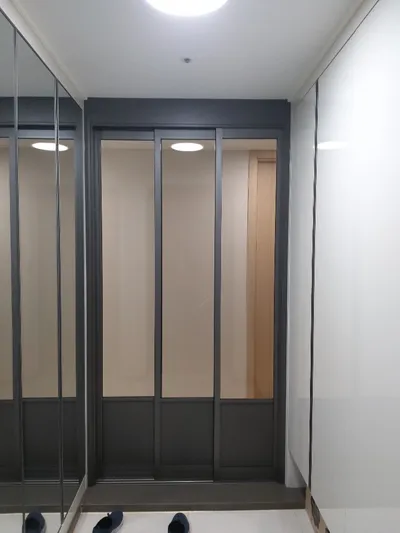 거울 붙박이장 사이 검정 중문