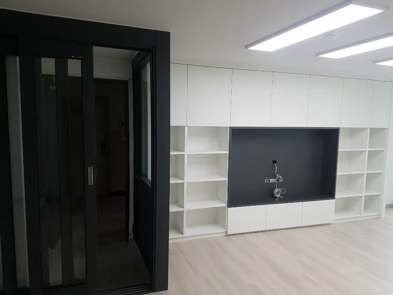 검정 중문 옆 거실 벽면 수납장