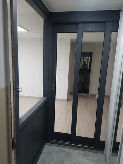 검정 프레임 슬라이딩 중문