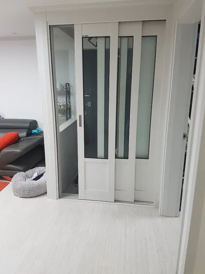 흰색 슬라이딩 중문과 거실