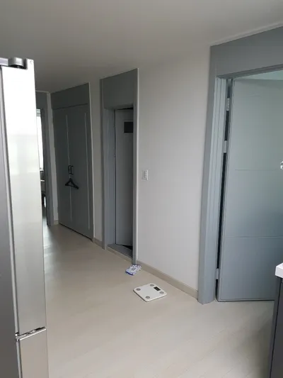 회색 문틀로 맞춘 복도 방문
