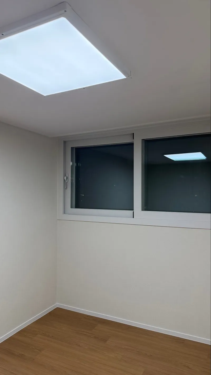 창과 조명을 새로 단 방