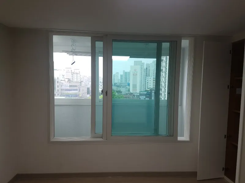 새 창호와 도배를 마친 방