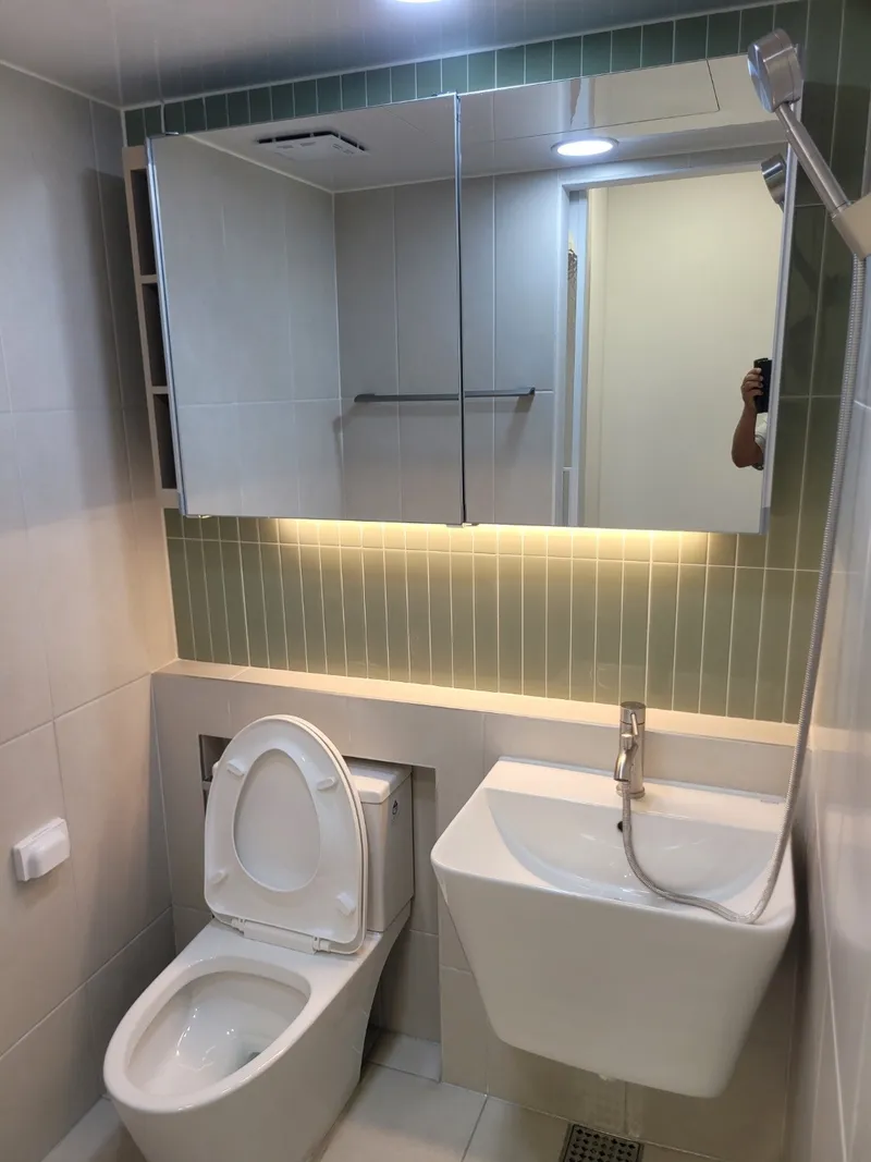 [bathroom] 화장실 타일 투톤 배치 예시사진