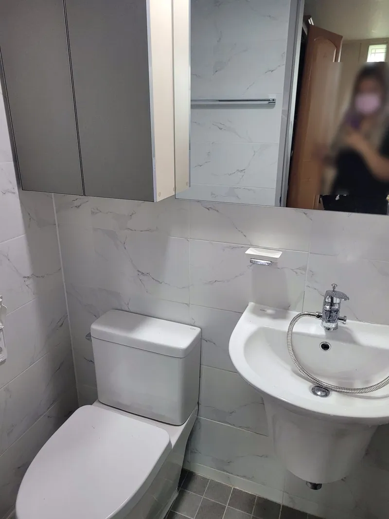 회색 수납장을 단 대리석 무늬 욕실