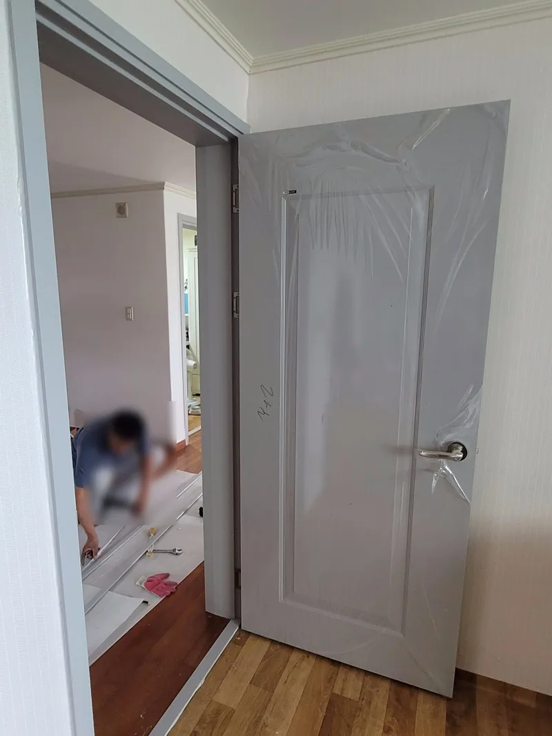 방문을 새로 다는 작업