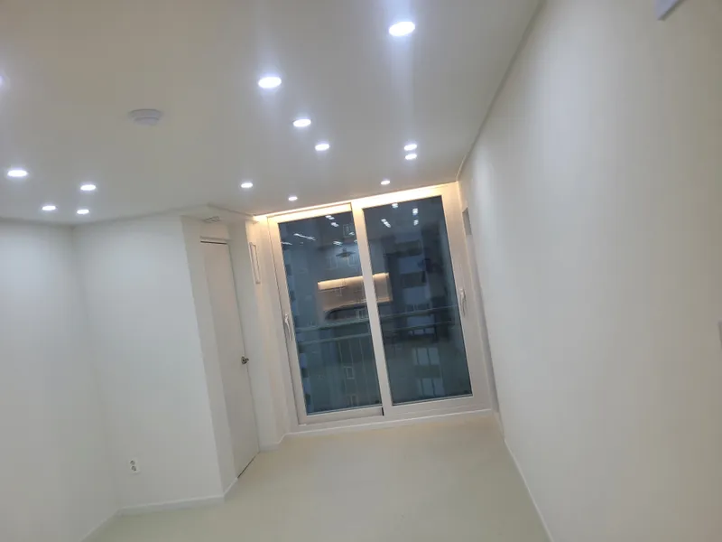조명을 켠 거실과 발코니 창