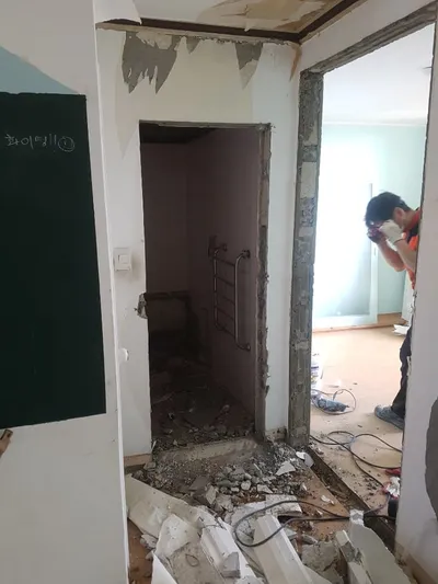 문틀을 뜯어낸 출입구와 욕실