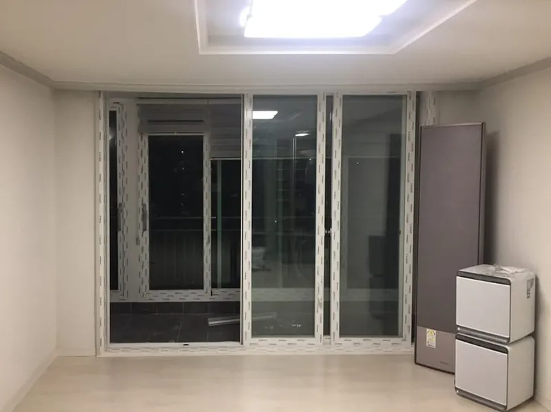거실 발코니 창과 우물 천장