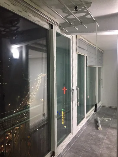 천장 빨래 건조대를 단 베란다