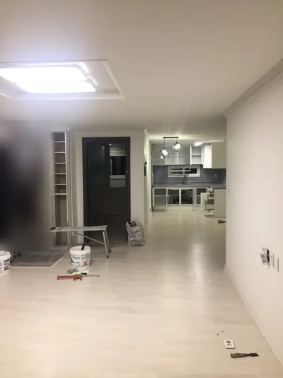 마무리 중인 거실과 주방 쪽