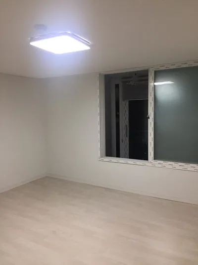 조명을 단 방과 실내 창