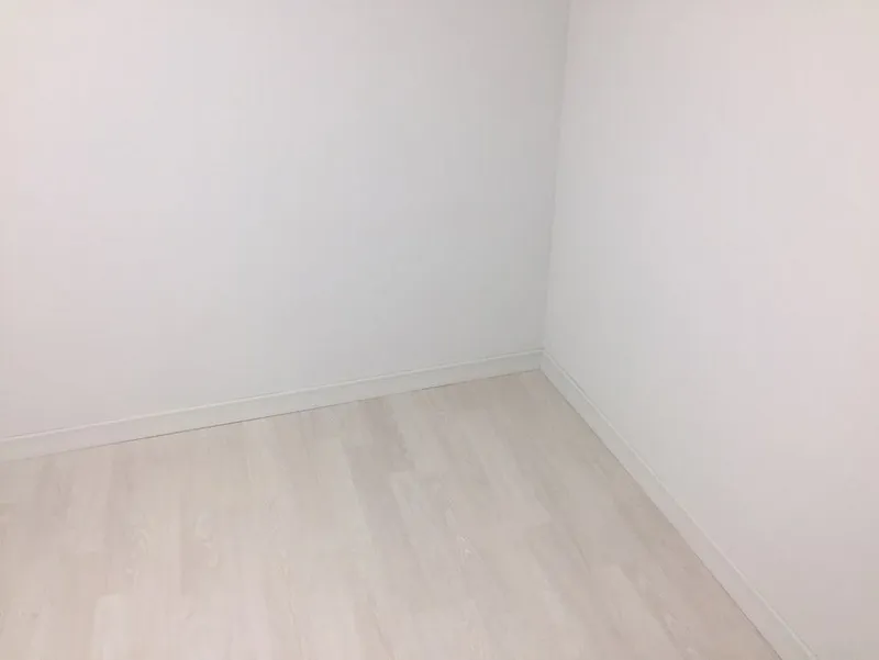 마루와 걸레받이를 마친 방 모서리