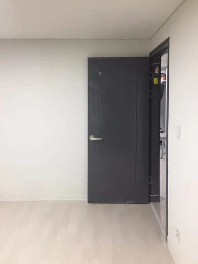 열린 방문과 붙박이장 쪽