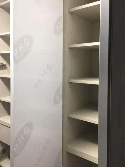 보호 필름이 붙은 신발장 안쪽