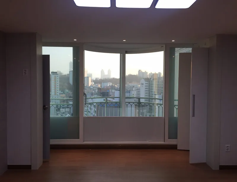 곡선 창으로 도시가 보이는 거실