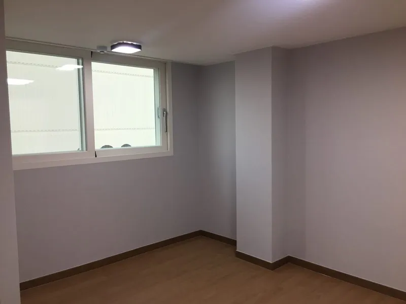 작은 창이 있는 연보라 벽 방