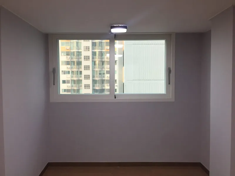 맞은편 아파트가 보이는 방 창