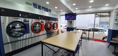 작업대에서 바라본 기계 줄