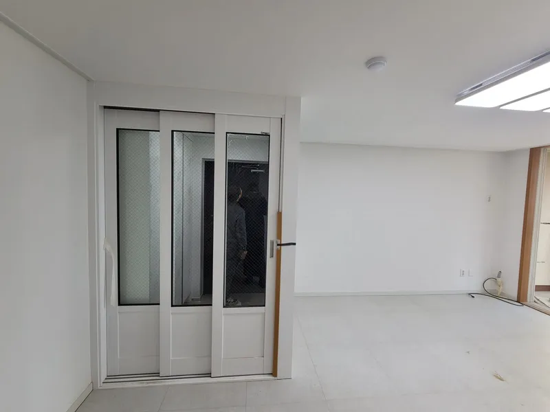흰 슬라이딩 중문과 거실