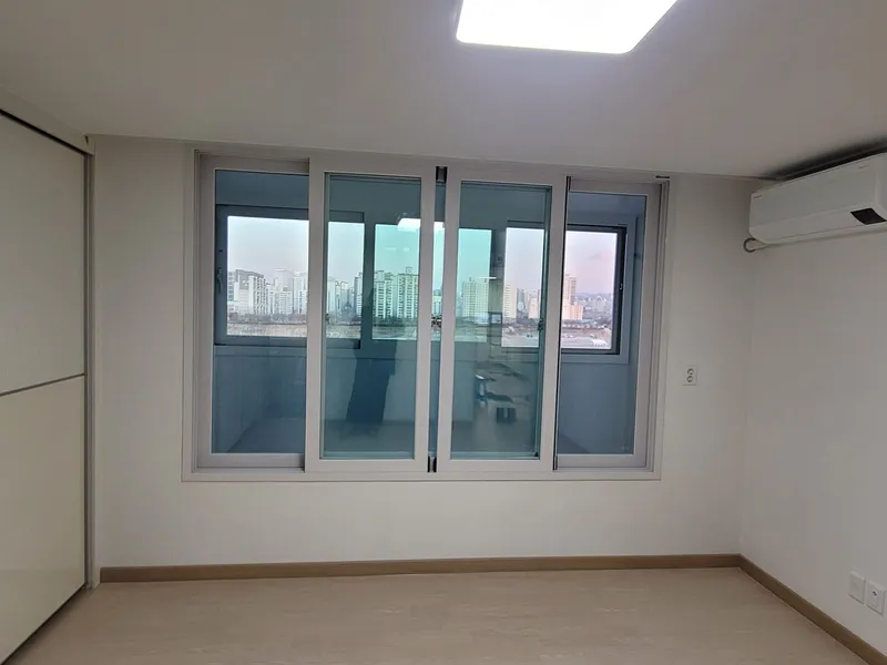 넓은 창과 에어컨이 있는 방
