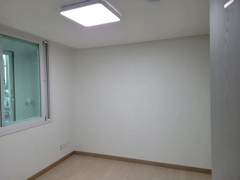 작은 실내 창이 있는 방 모서리