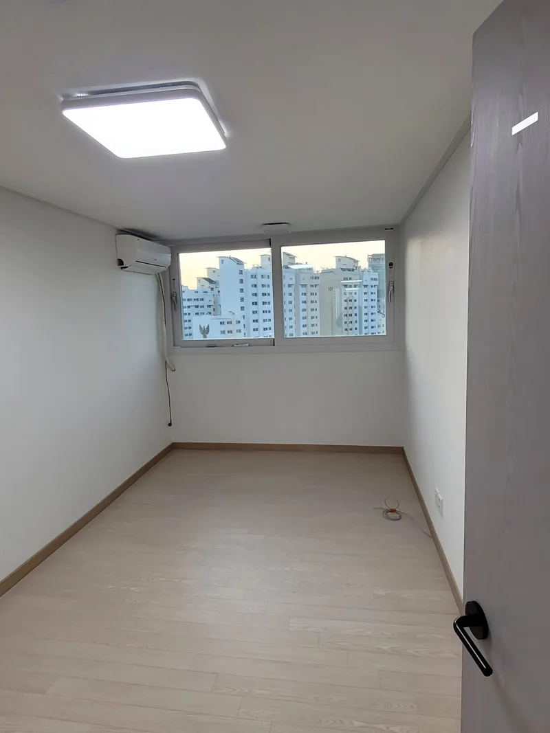 짙은 문틀과 창이 있는 방