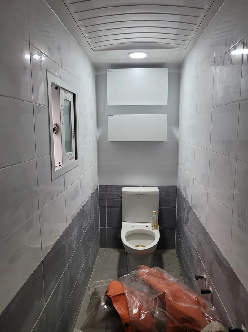 타일을 새로 붙인 화장실 칸