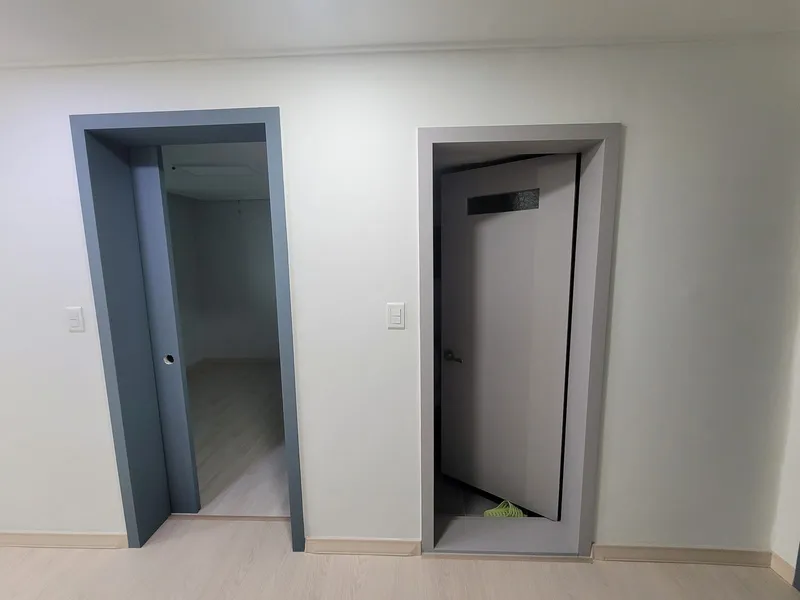 문틀 색을 달리한 문 두 짝