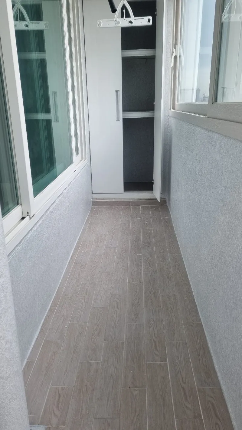 베란다 수납장과 나무 무늬 바닥