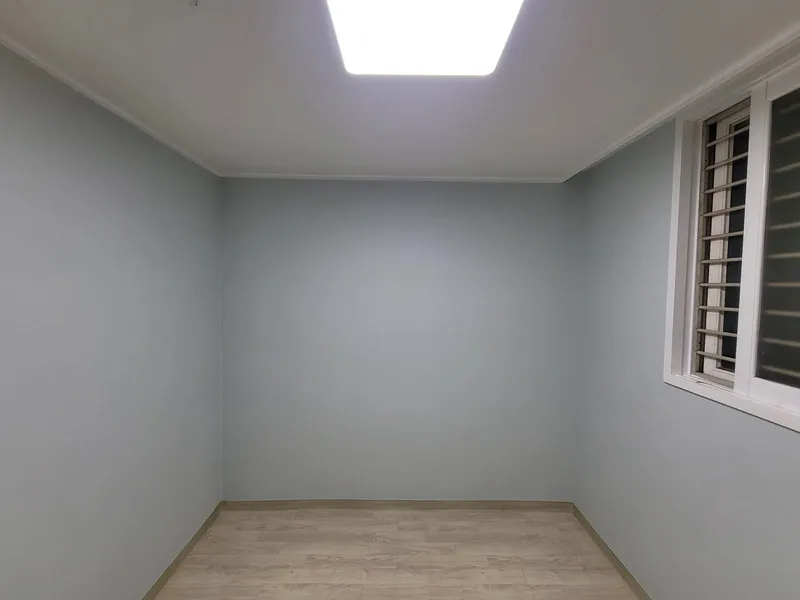 천장 조명과 창문이 있는 방