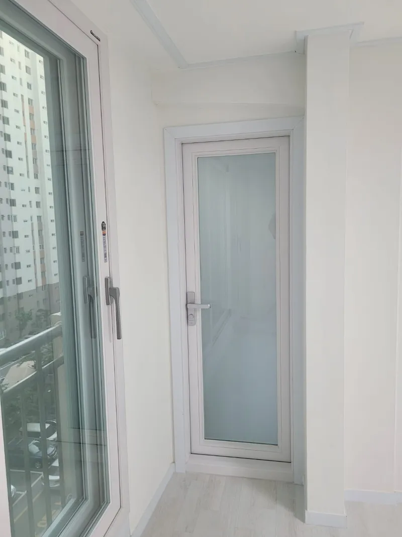 베란다로 통하는 반투명 유리문