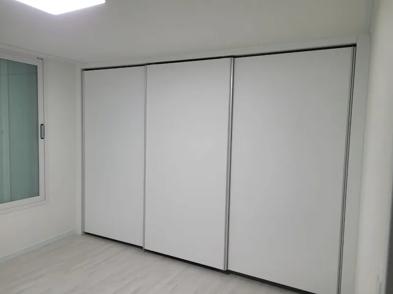 벽을 채운 미닫이 붙박이장