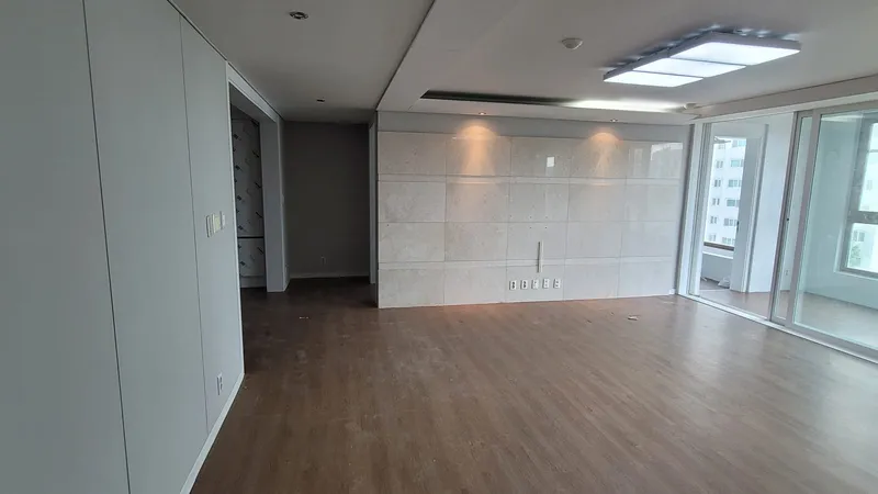 붙박이장 쪽에서 본 거실 아트월