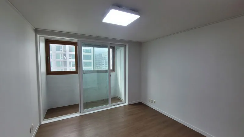발코니가 딸린 방과 조명