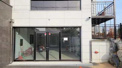 유리문을 단 상가 앞모습