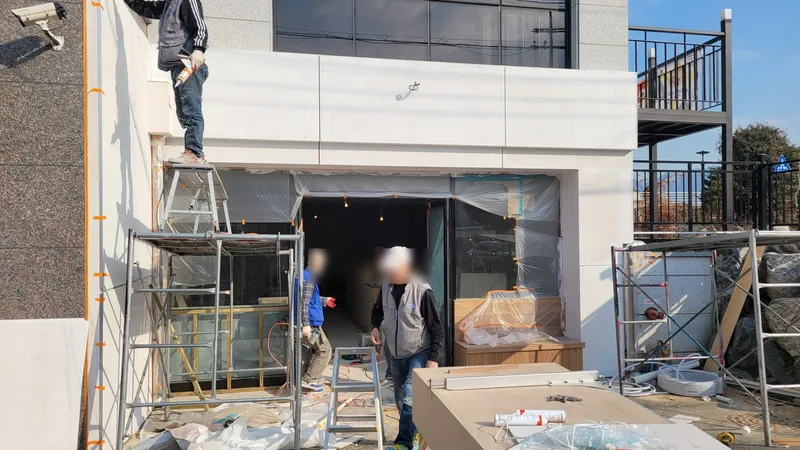 외벽에 석재를 붙이는 작업