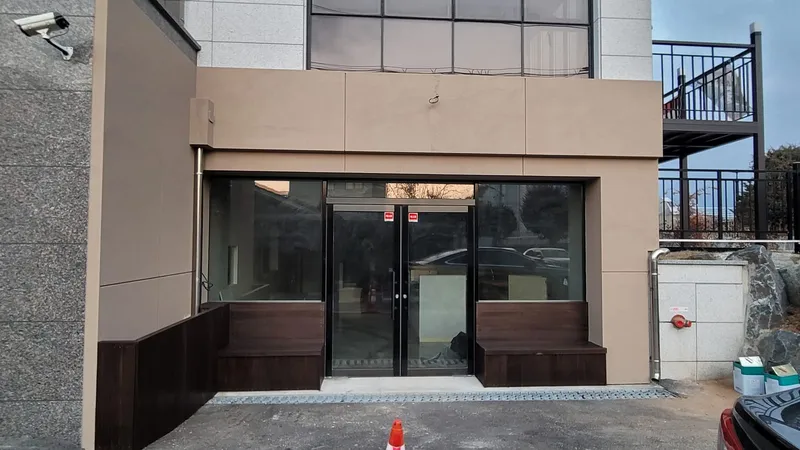 마감을 마친 상가 외관과 출입문