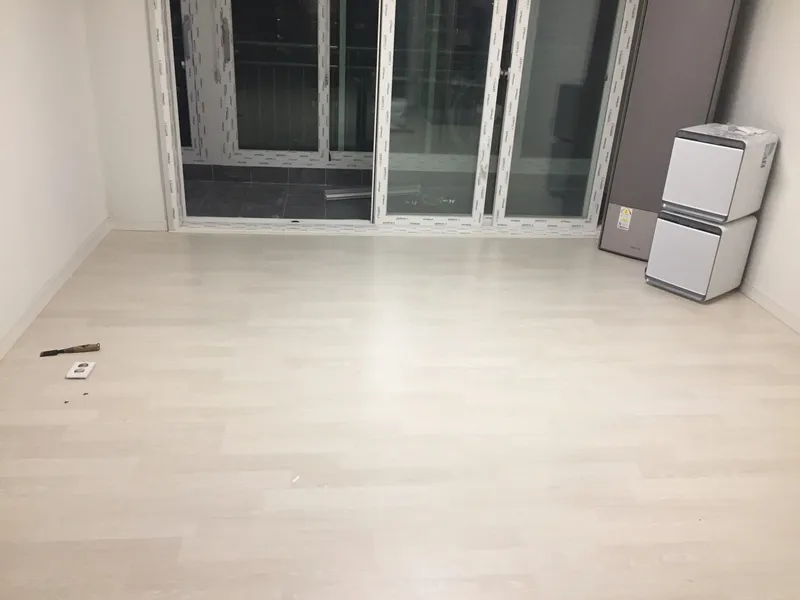 새 바닥재와 거실 창