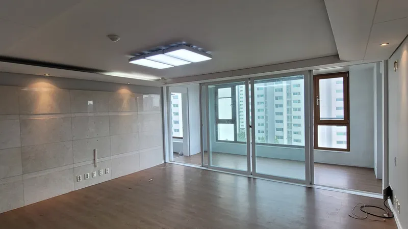 거실 아트월과 베란다 창