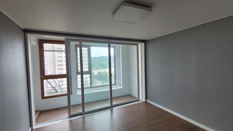 회색 벽과 새 슬라이딩 창 방