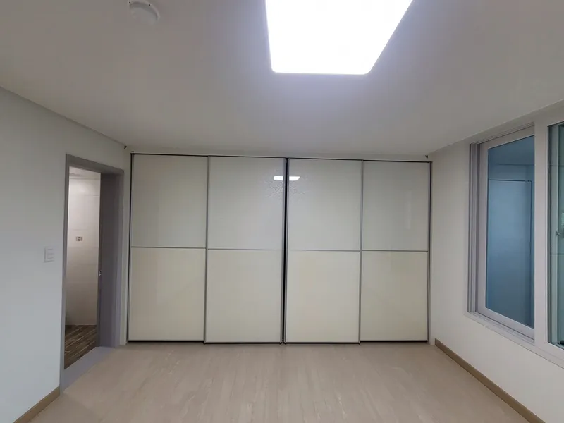 슬라이딩 붙박이장을 짠 방