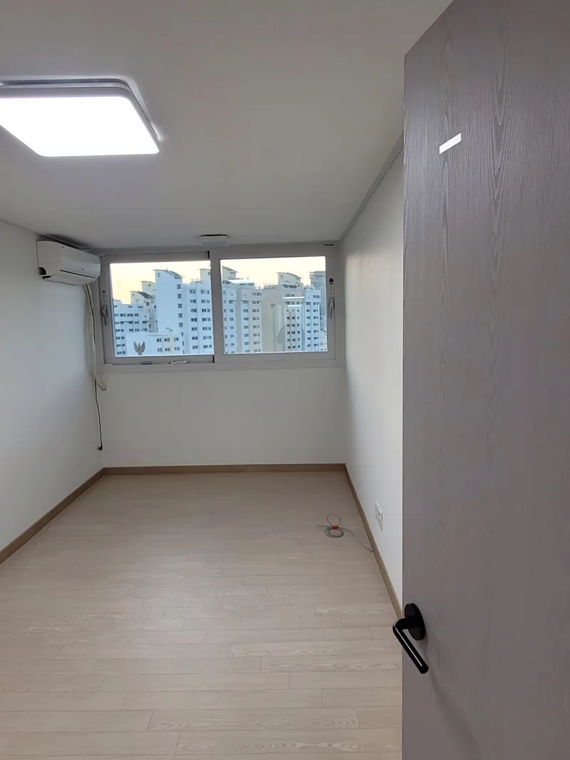 새 바닥과 등을 한 작은 방